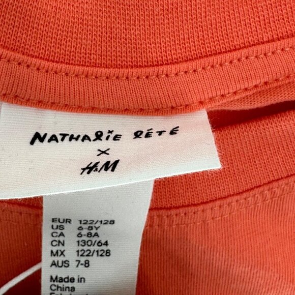 H&M Classic T-shirt in cotton with a printed, Narrow trim  neck  Size 6 - 8 T - Picture 4 of 5